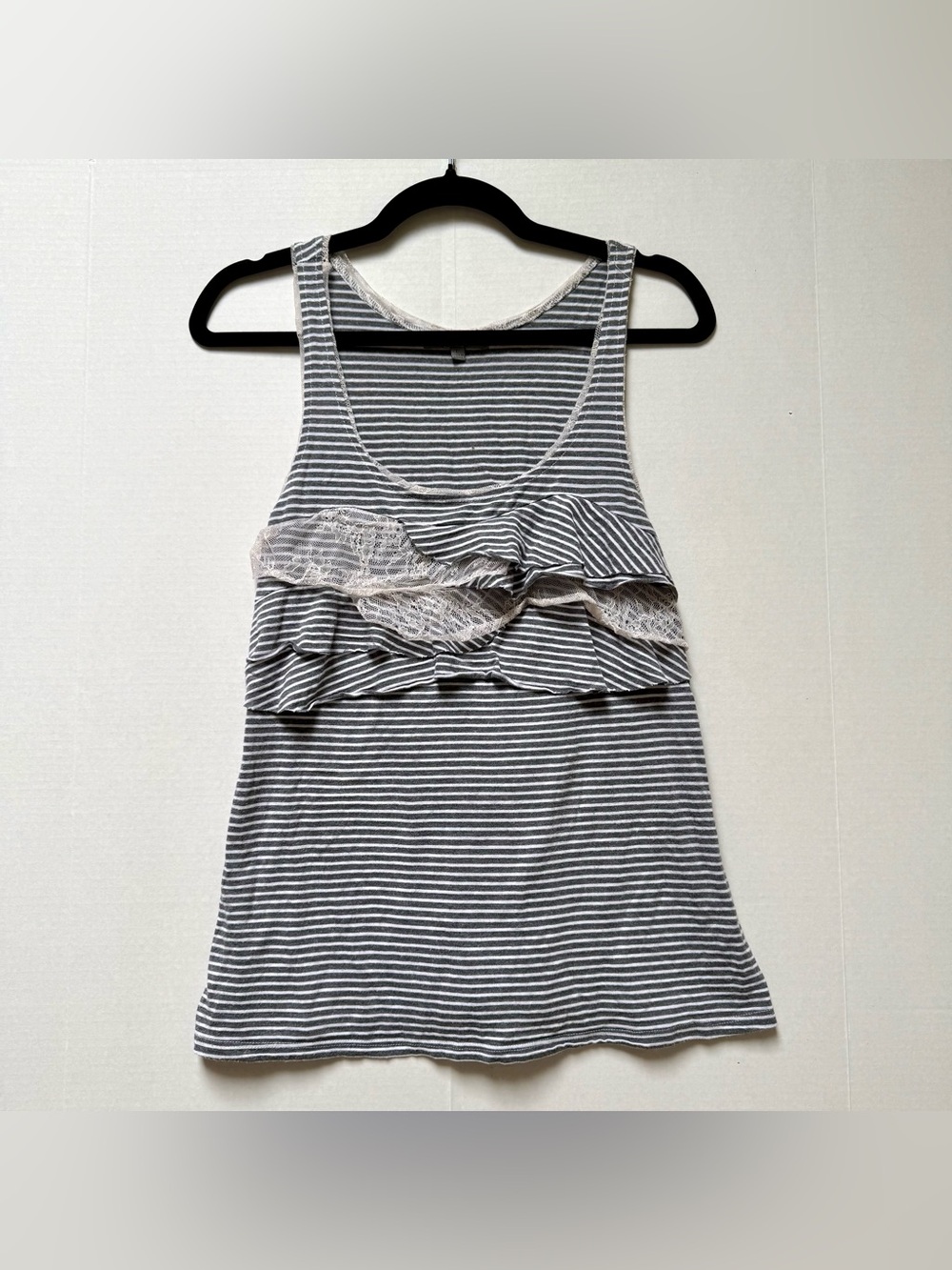 STRIPED RUFFLE TANK LACE TRIM GREY WHITE HORIZONTAL STRIPES SIZE LARGE